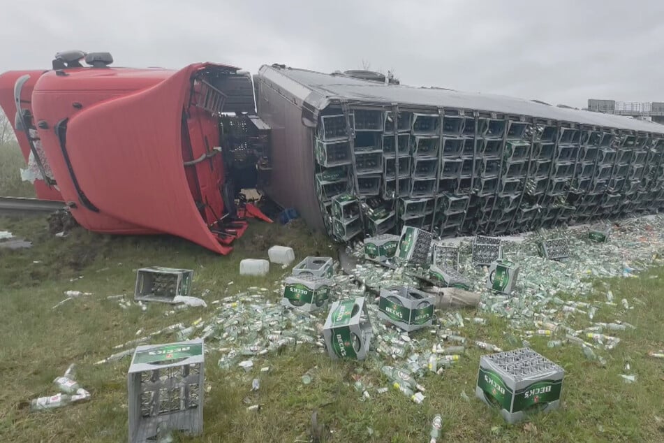 Unfall A1: Laster kracht durch Leitplanke: Tausende Bierflaschen fliegen durch die Luft