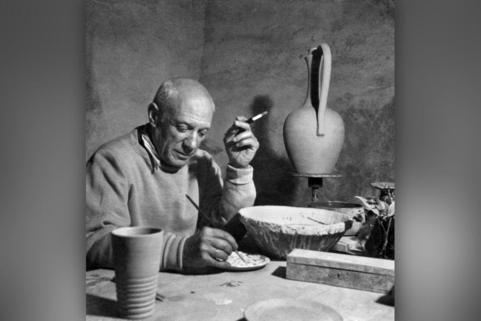 Hat Hunderte Teller, Vasen und Skulpturen aus Keramik gestaltet: Pablo Picasso (1881-1973) bei der Arbeit in seinem Atelier.