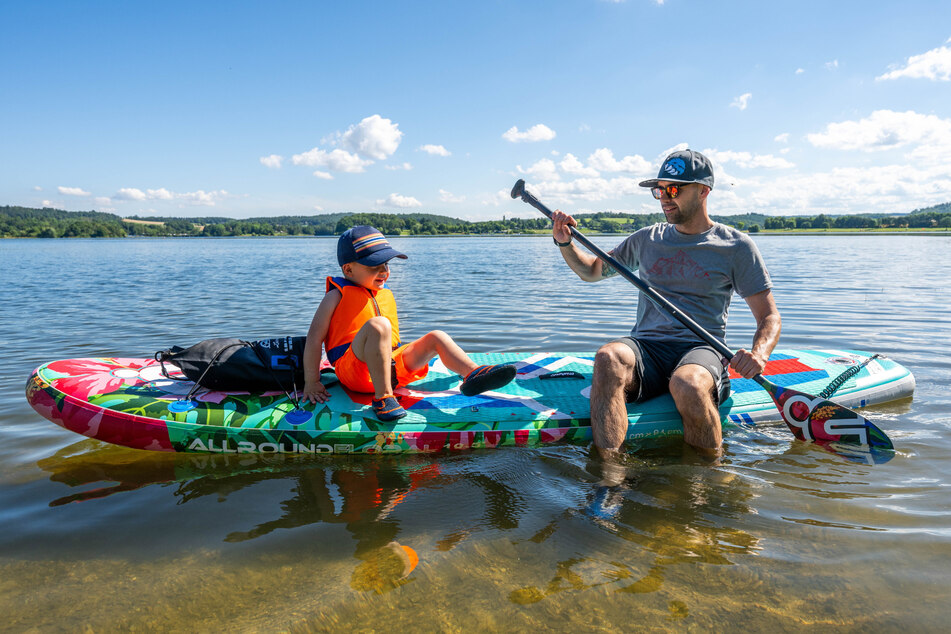 Touristen genießen den Sommer an der Talsperre Pöhl.