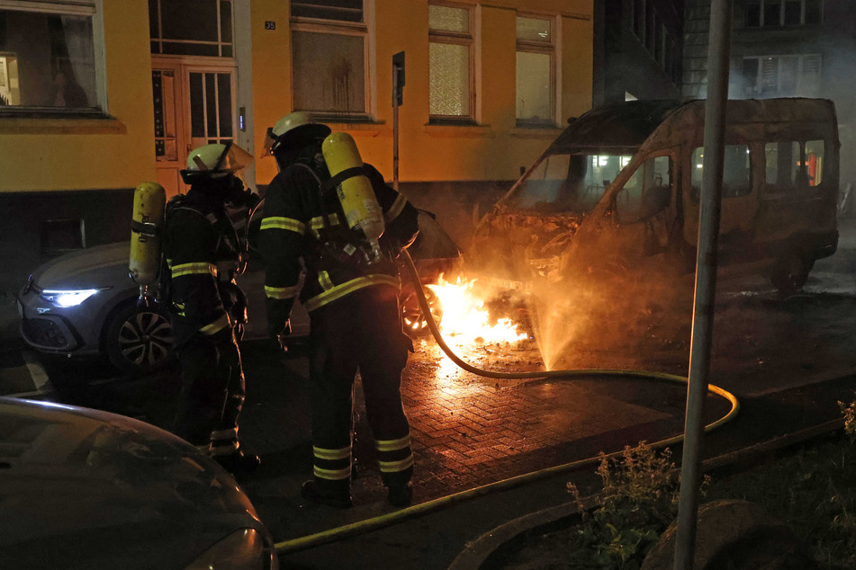 In der Eddelbüttelstraße in Hamburg-Harburg brannten in der Nacht zum heutigen Freitag zwei Fahrzeuge.