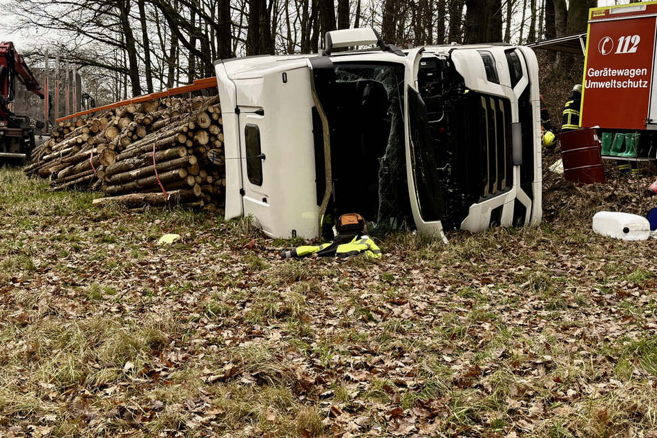Die Einsatzkräfte der Feuerwehr mussten die Windschutzscheibe des Fahrerhauses aufschneiden, um den verletzten Mann befreien zu können.