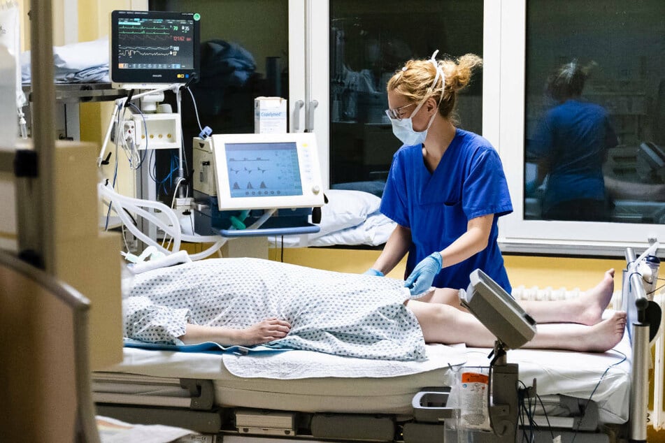 In Brandenburg sind derzeit elf Covid-19-Patienten auf Intensivstationen untergebracht. Damit sind 1,9 Prozent aller 594 Intensivbetten mit Corona-Patienten belegt, was im Ländervergleich einen niedrigen Anteil darstellt.