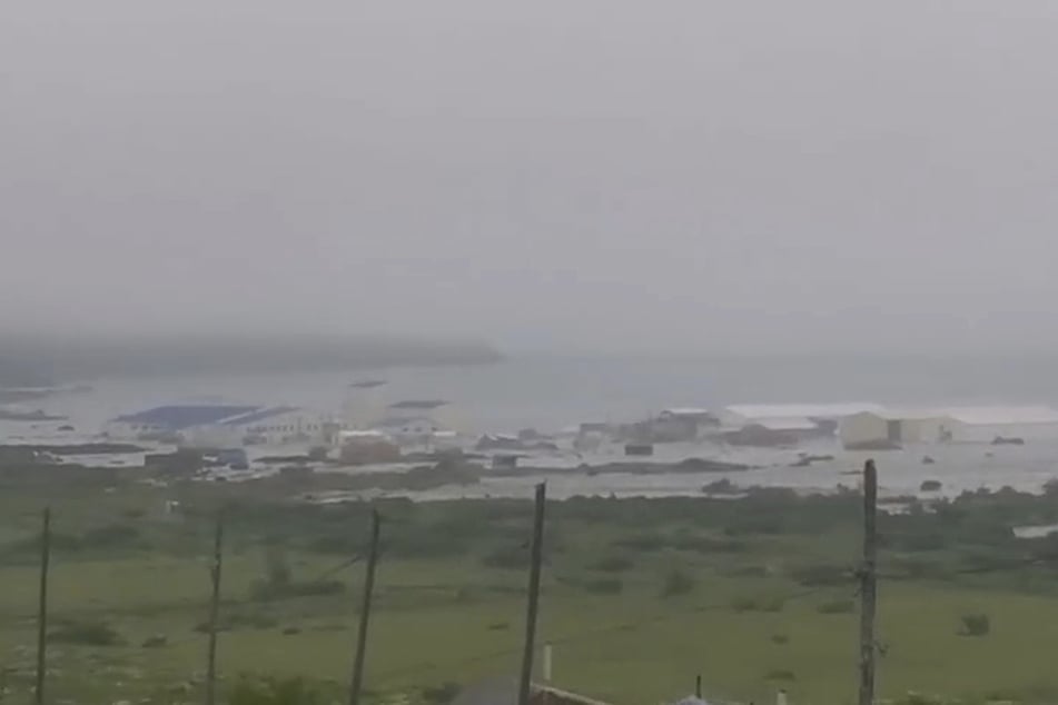 Meterhoge golven sloegen tegen de kust van Rusland nadat er een zware aardbeving had plaatsgevonden voor de kust van het schiereiland Kamtsjatka.