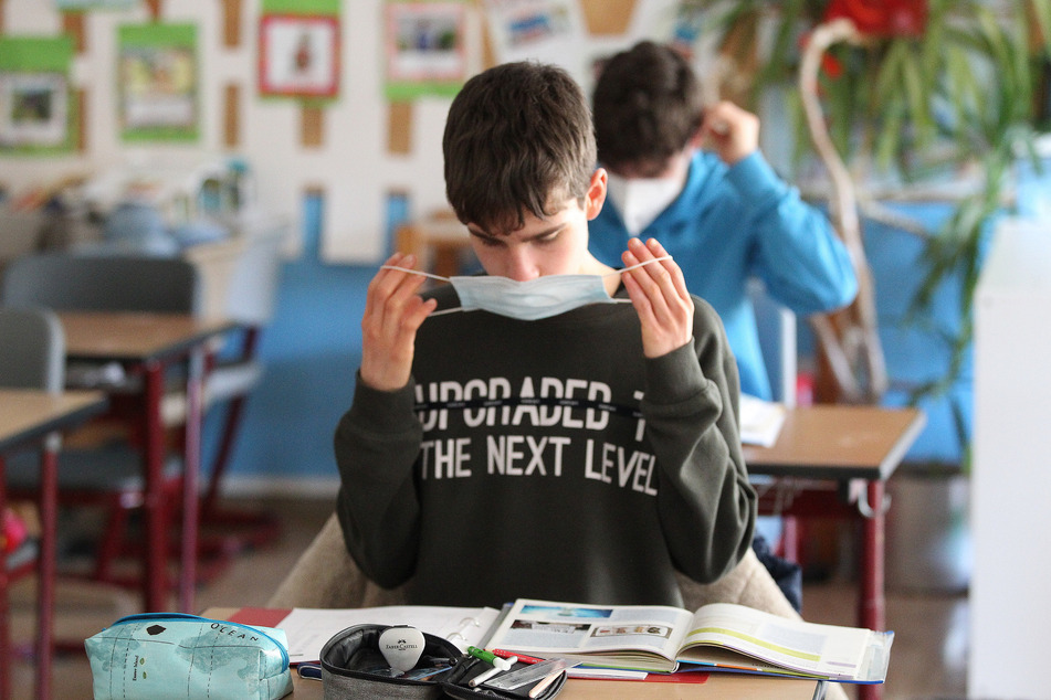 Der Präsenzunterricht wird im Wechselbetrieb durchgeführt werden. Während ein Teil der Schüler in den Klassenzimmern mit Mund-Nasen-Bedeckung büffelt, pauken die anderen daheim.