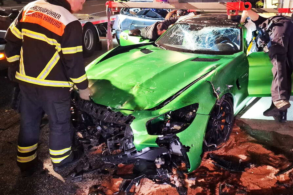 Mercedes-AMG überschlägt sich und hinterlässt Trümmerfeld: Mindestens 200.000 Euro Sachschaden