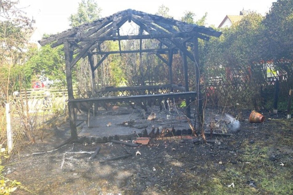 Feuer hinter Mehrfamilienhaus: Pavillon brennt vollständig aus