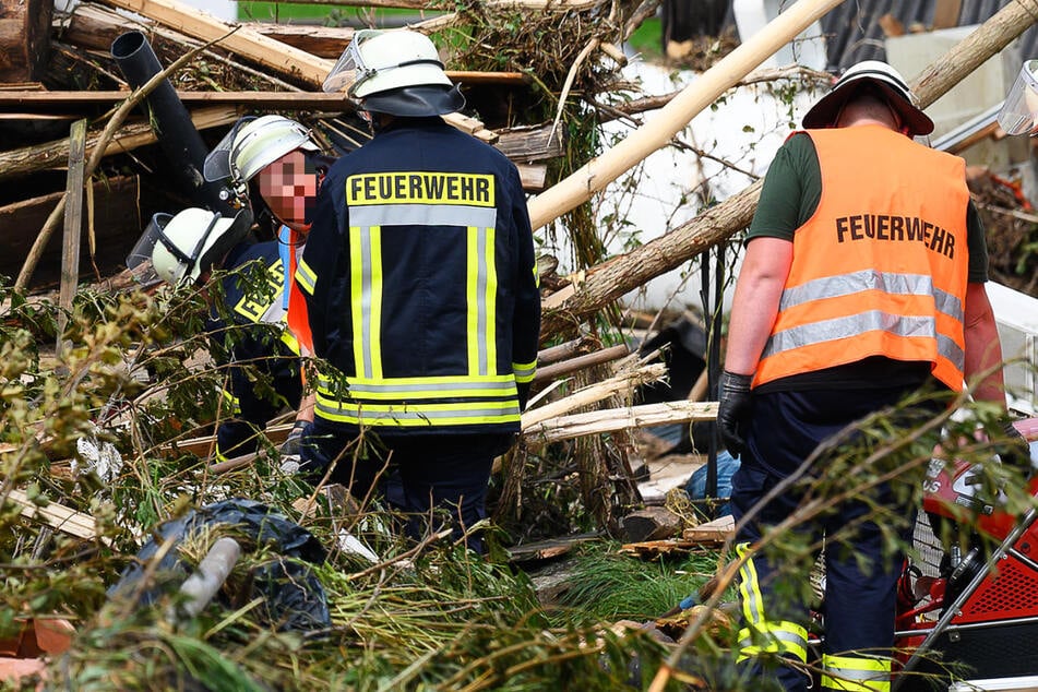 Eine Vielzahl an Einsatzkräften war nach dem Unwetter in Nordhessen im Einsatz.