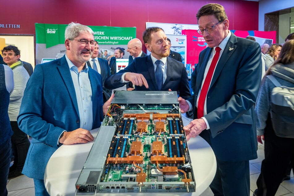 Stephan Hösl (59, CDU, l.), Ministerpräsident Michael Kretschmer (50, CDU) und Reichenbachs OB Henry Ruß (61, Linke, r.) stellten vor anderthalb Jahren das Mega-Projekt vor - hier am wassergekühlten Prozessor.