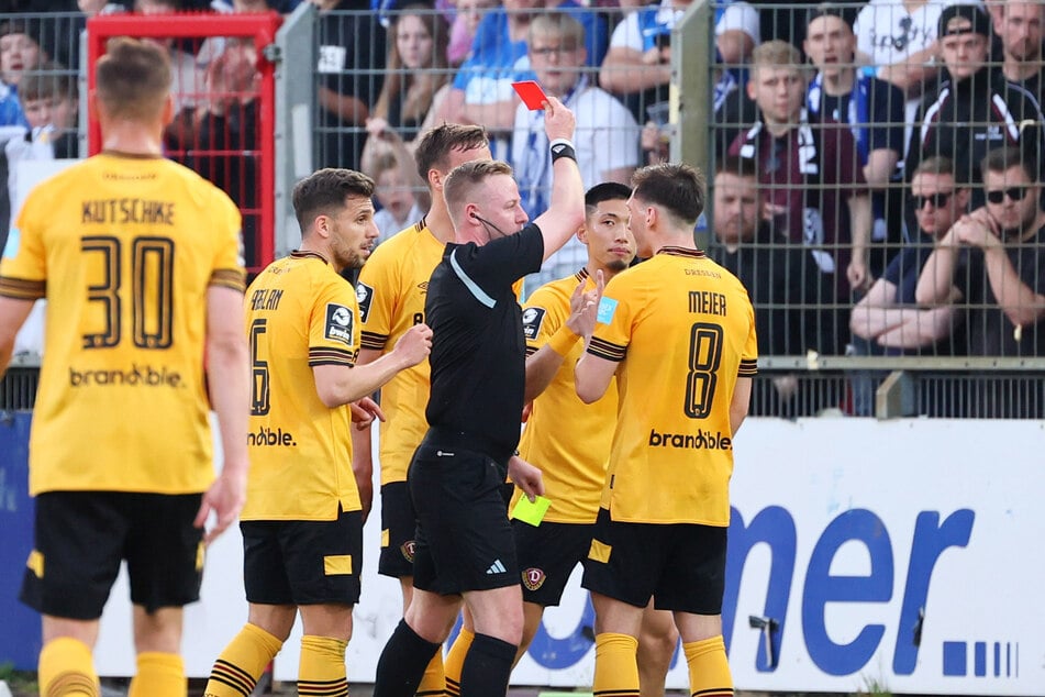 Ein Tag, der sich ins kollektive Dynamo-Gedächtnis gebrannt hat: Bei der 1:4-Pleite in Meppen stellte Lars Erbst (3.v.r.) Kyu-hyun Park (2.v.r.) vom Feld.