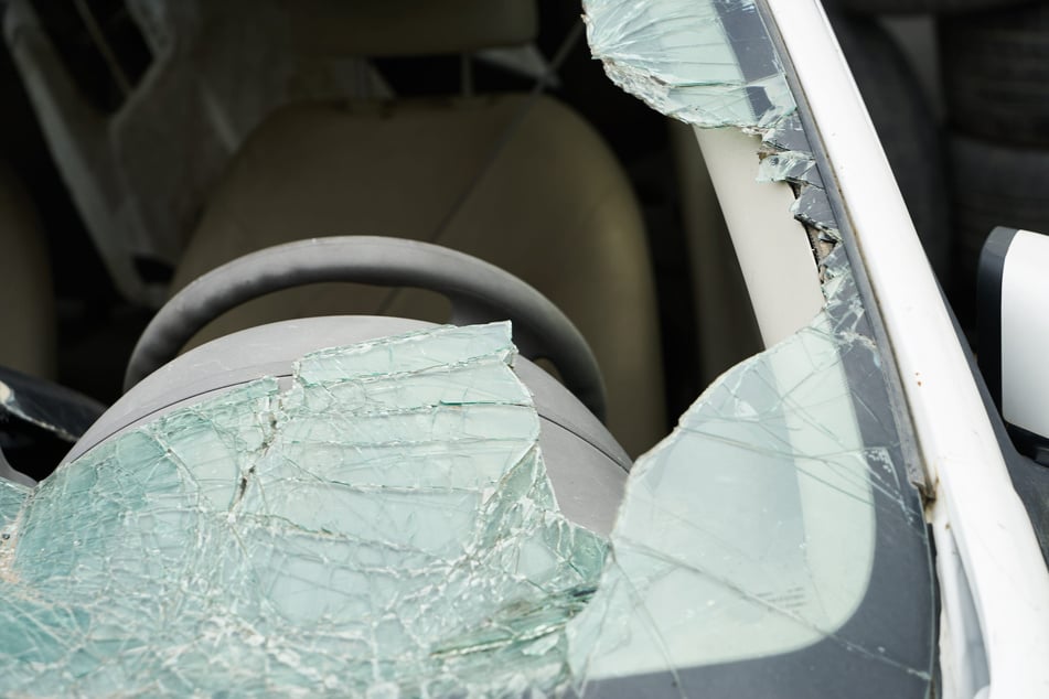 Die Täter schlugen unter anderem die Frontscheibe des Fiat Tipo ein. (Symbolbild)