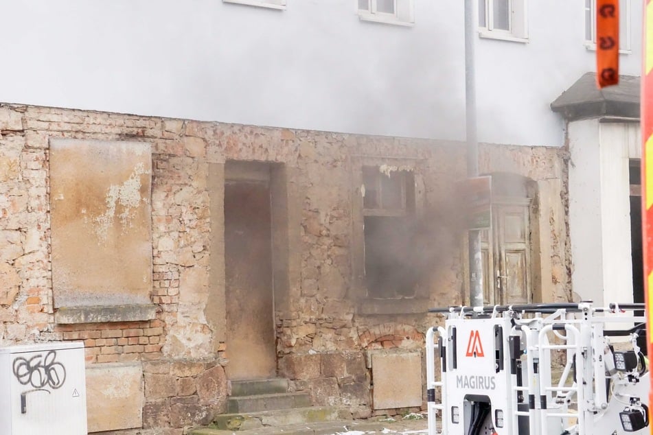 Dunkler Rauch stieg aus dem Gebäude: In der Mastener Straße in Döbeln brannte am Dienstag ein Mehrfamilienhaus.