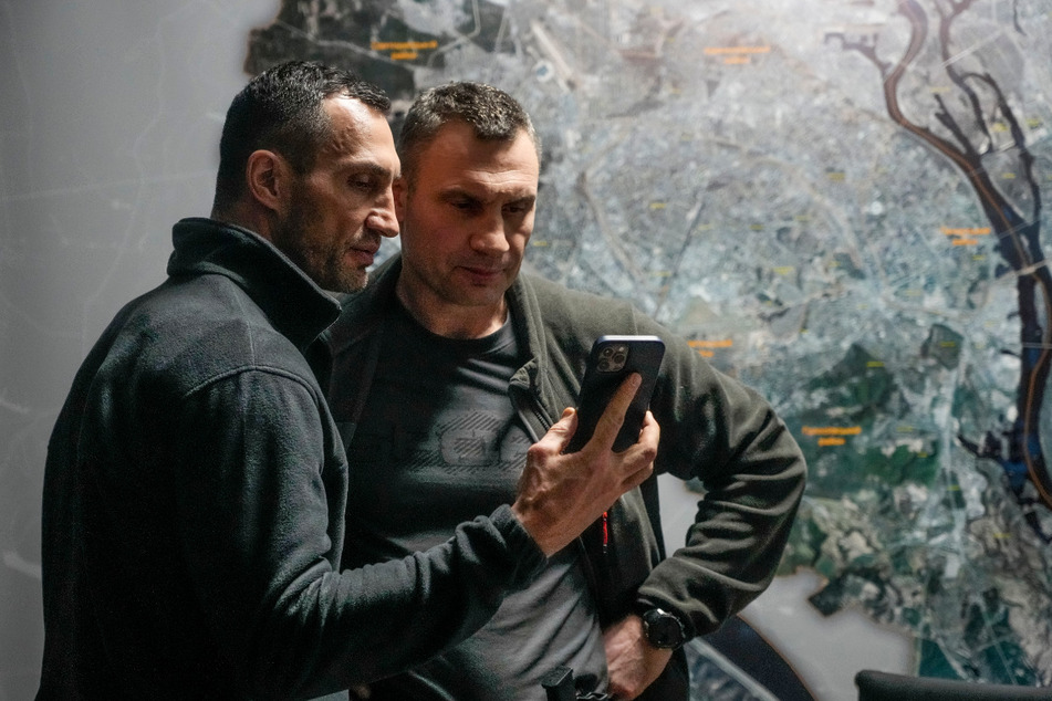 Vitali Klitschko (50, r.), Bürgermeister von Kiew und ehemaliger Box-Profi, und sein Bruder Wladimir Klitschko (45), ebenfalls Ex-Box-Profi, im Rathaus von Kiew.