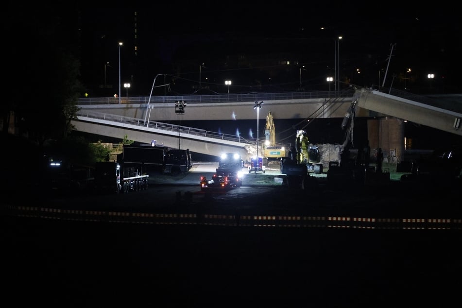 Mithilfe von Strahlern konnten die Maßnahmen auch in der Nacht durchgeführt werden.