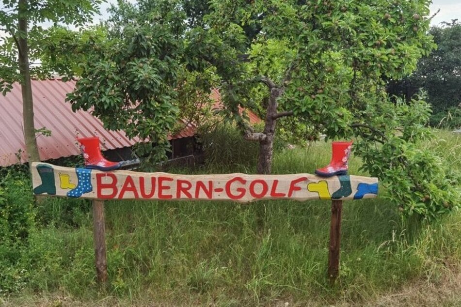 Im Treue-Park in Binnewitz kann sich jeder beim Werfen von Stiefeln ausprobieren.