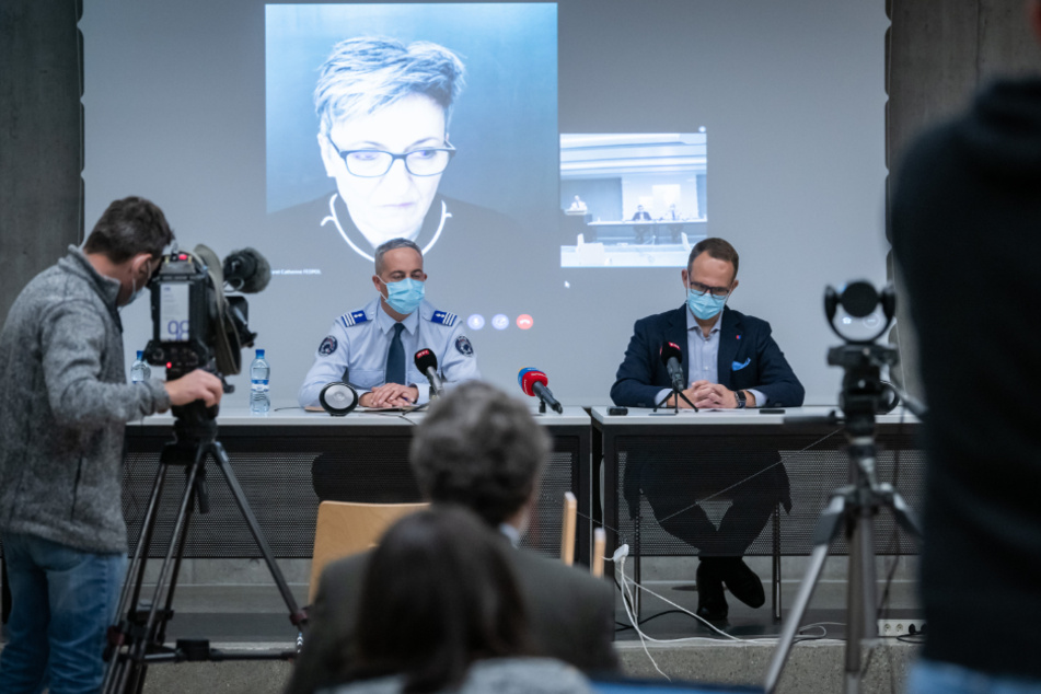 Matteo Cocchi (l.), Kommandant der Kantonspolizei Tessin, und Norman Gobbi (r.), Staatsrat von Tessin, nehmen gemeinsam mit der per Videostream dazu geschalteten Nicoletta della Valle (hinten), Direktorin des Bundesamts für Polizei (fedpol), an einer Pressekonferenz teil.