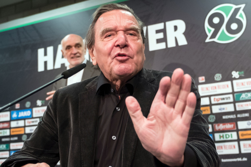 Von Januar 2017 bis Juni 2019 war Gerhard Schröder (78, r.) Aufsichtsratschef bei Hannover 96.