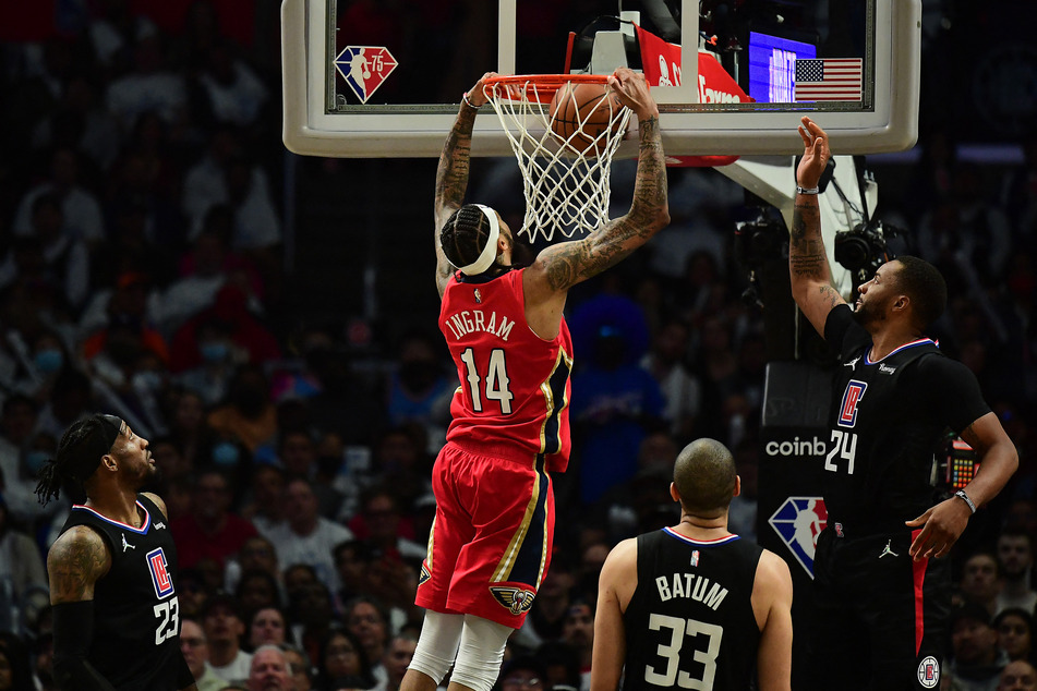 Brandon Ingram (c.) scoring against the Clippers during the Pelicans's win.