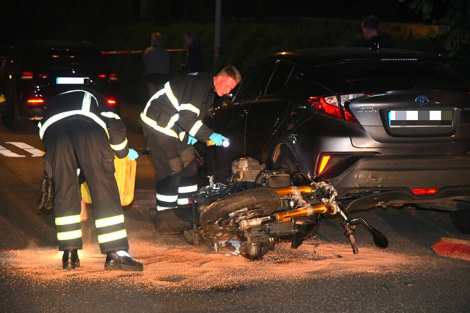 Das Motorrad kam an einem Auto zum Liegen. Der Fahrer schwebt nach dem Unfall in Lebensgefahr.