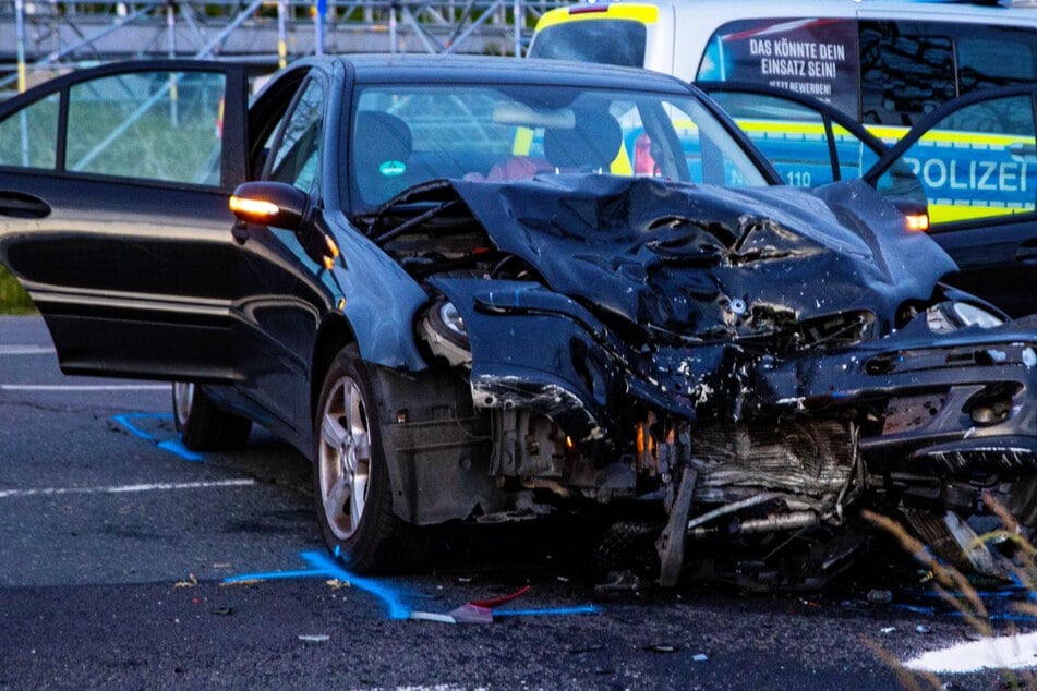 Auch der Fahrer des Mercedes wurde bei dem Unfall verletzt und musste in ein Krankenhaus gebracht werden.