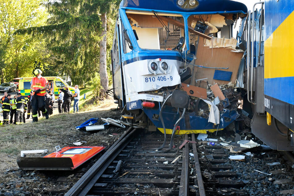 Ein zerstörter Waggon steht auf den Gleisen bei Kdyne.