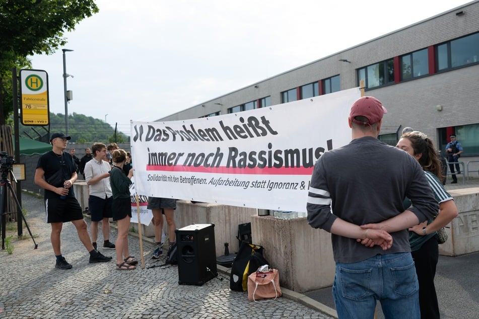 Vor dem Gericht gab es Protest.