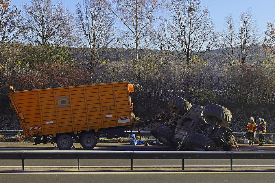 Der Traktor kippte auf der Gegenfahrbahn um.