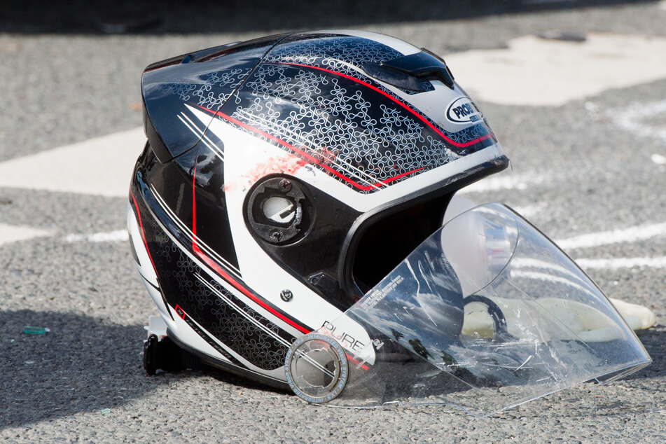 Tödlicher Unfall: Jugendlicher (†16) kracht mit Moped in Auto
