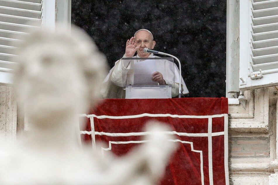 Vatikanstadt: Papst Franziskus erteilt von seinem Atelierfenster mit Blick auf den Petersplatzseinen Segen.
