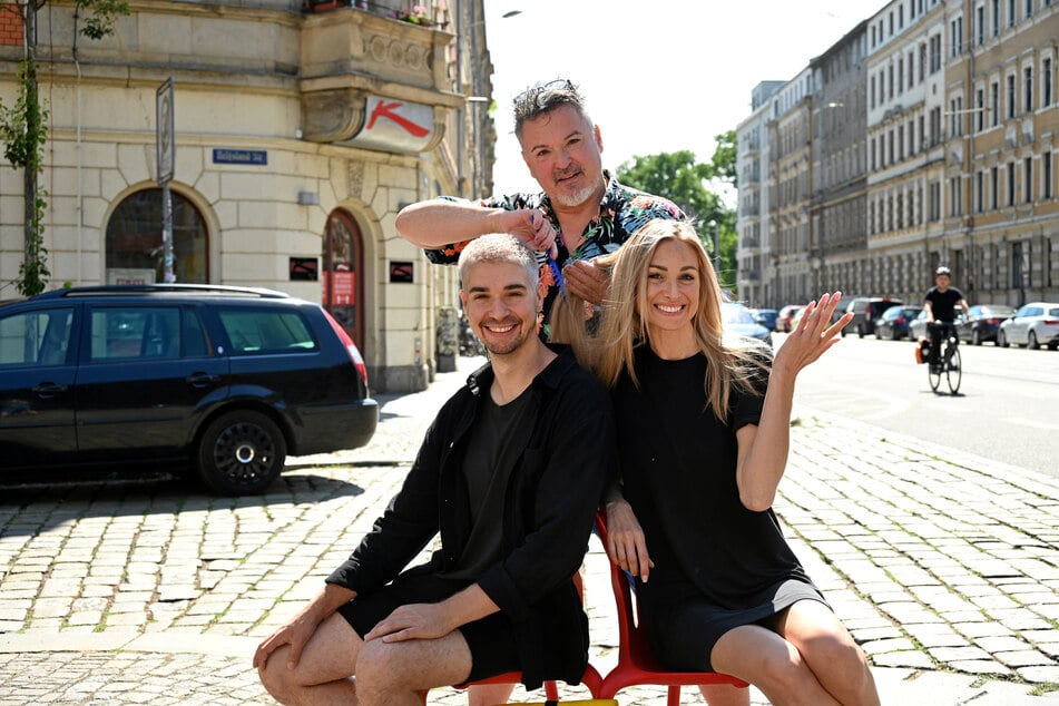 Benedikt Ivo (34, l.) und Tanja Müller (39) haben sich den Händen von Promi-Figaro Holger Knievel (56) anvertraut.