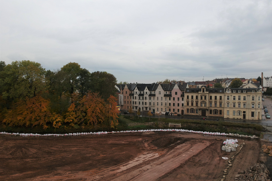 2020: Das Gelände wird modelliert, das Pleiße-Ufer umgeformt und der Hang mit Steinen gesichert.