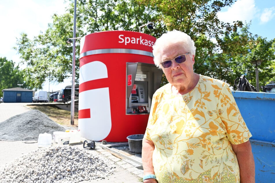 Hannelore Bachmann (79) ärgerte sich über die schräge Fläche vor dem neuen Sparkassenautomaten.