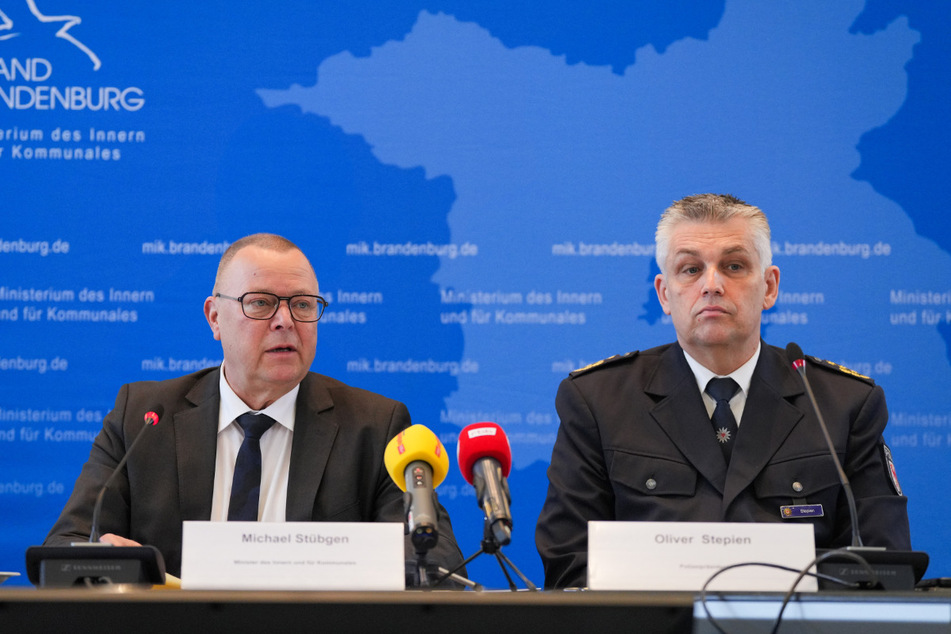 Brandenburgs Innenminister Michael Stübgen (64, l.) und Polizeipräsident Oliver Stepien präsentierten die Zahlen in Potsdam.