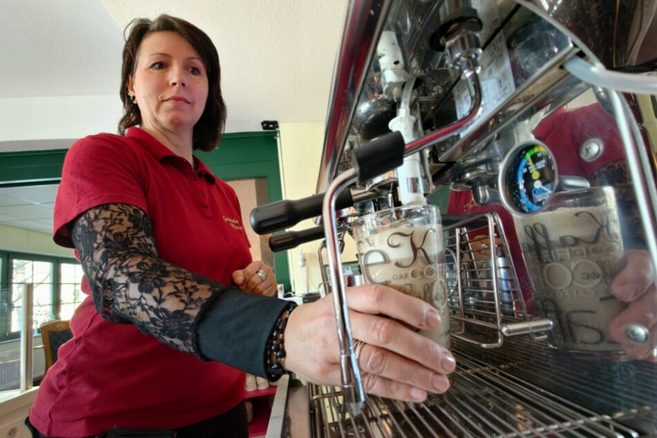 Ilka Bachmann (47) lässt einen Kaffe aus der Maschine.
