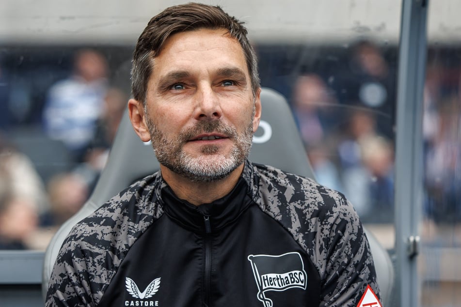 Stefan Leitl (48) begrüßt seine Jungs am Montag wieder auf dem Schenckendorffplatz.