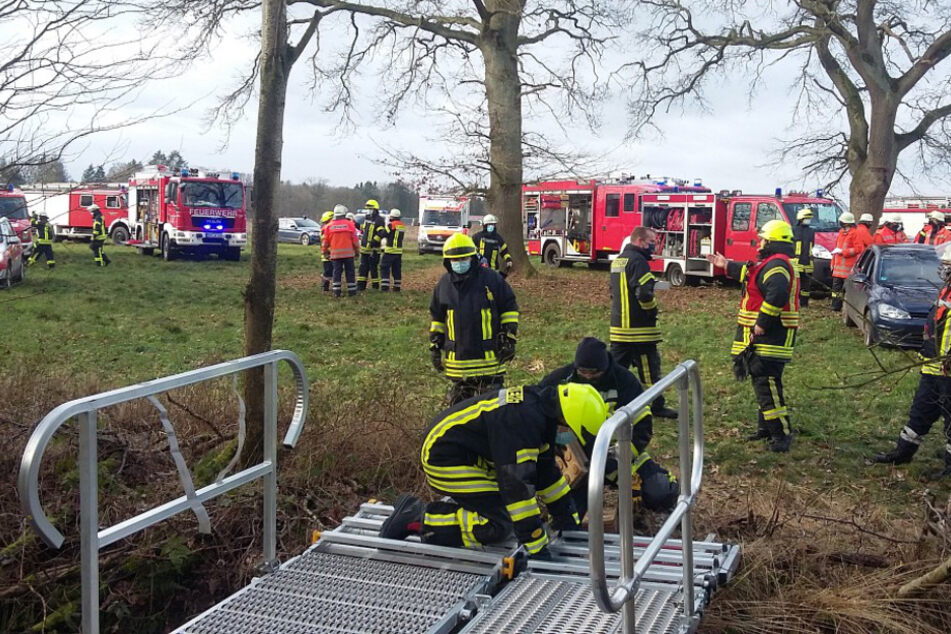 Feuerwehrleute sind an der Unfallstelle im Einsatz.