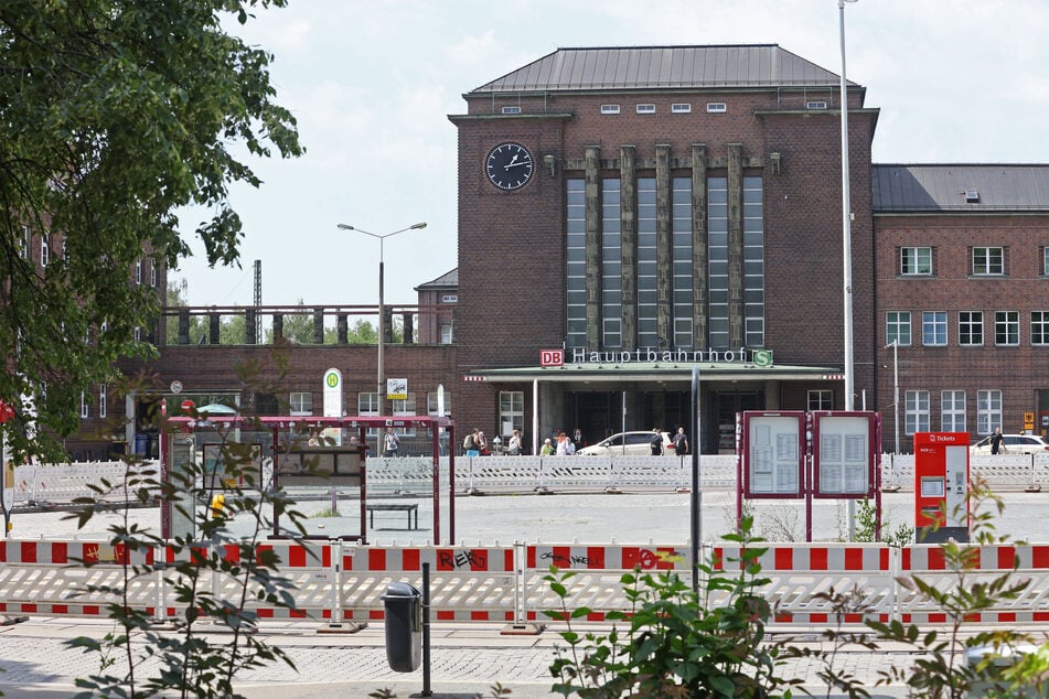 Der Bahnhofsvorplatz in Zwickau hat seine besten Zeiten hinter sich - nun beginnt die Sanierung.