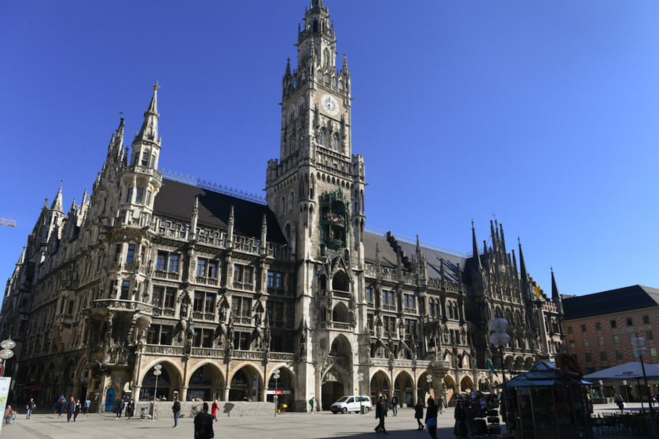 Am 1. Mai beginnt in Bayerns Kommunen die neue Amtsperiode. Um die angesichts der Corona-Krise geltenden Abstandsregelungen einhalten zu können, müssen die Stadt- und Kreisräte in größere Veranstaltungsräume ausweichen.