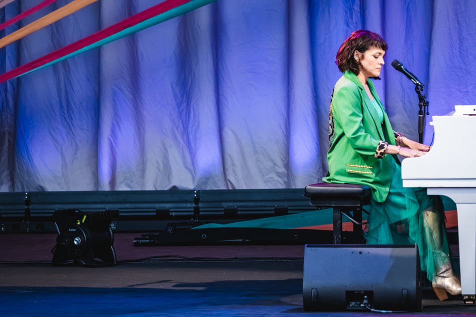 Pícnic y piano en el parque urbano: Una estrella mundial muy acogedora