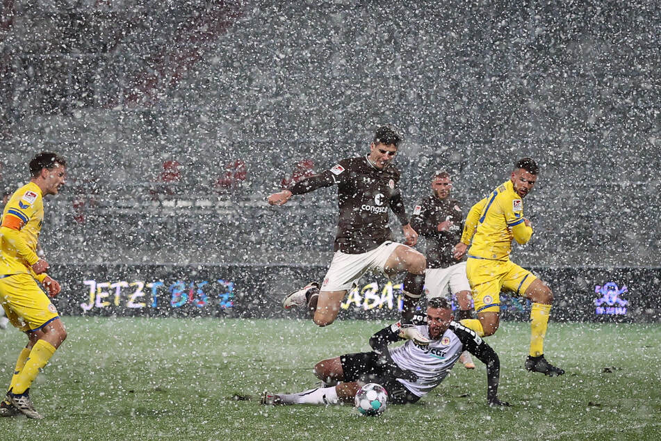 Am Montag spielte St. Pauli mit großer Kraft gegen Braunschweig.  Hier sind die Kurven von Igor Matanovic (18) um ​​Eintrachts Torhüterin Jasmine Vesic (34).