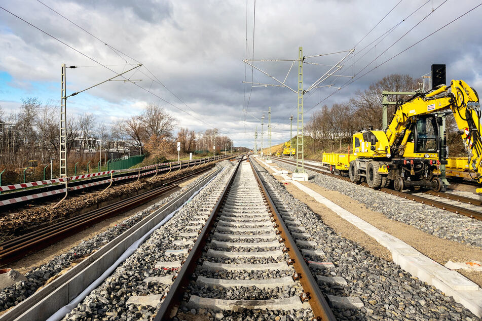 Auf zehn Kilometern Länge hat die Deutsche Bahn zwischen Zeithain und Leckwitz ein neues Gleis verlegt, das künftig Geschwindigkeiten von bis zu 200 Stundenkilometern ermöglichen soll.
