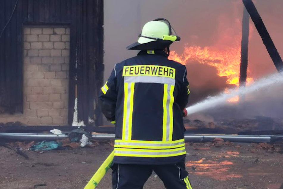 Mehr als 300.000 Euro Schaden: Brennende Scheunen sorgen für Großeinsatz!