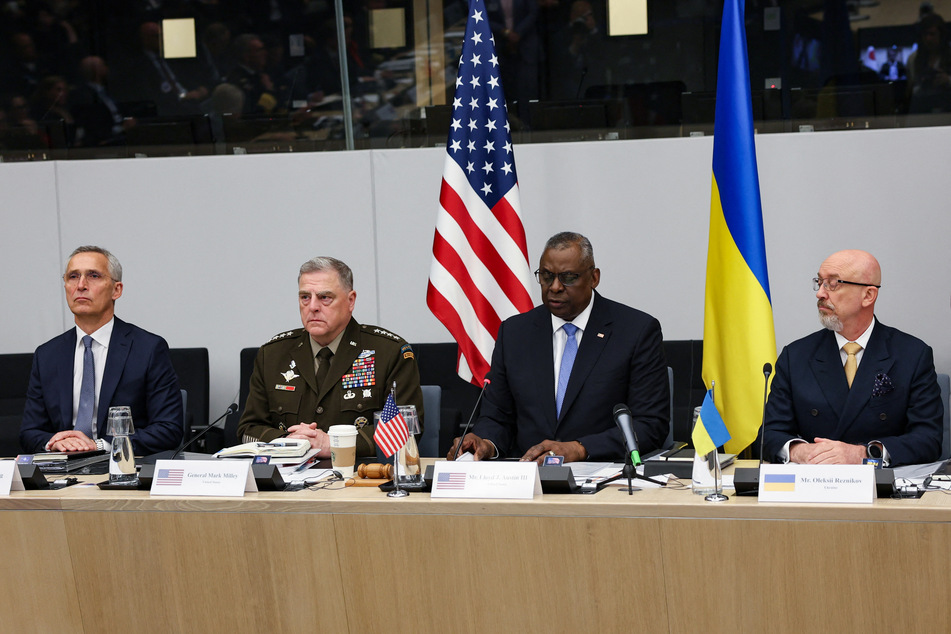 NATO-Generalsekretär Jens Stoltenberg (64, v.l.n.r.), der Vorsitzende der Vereinigten Stabschefs, US-General Mark A. Milley (64), US-Verteidigungsminister Lloyd Austin (69) und der ukrainische Verteidigungsminister Oleksiy Reznikov (56).