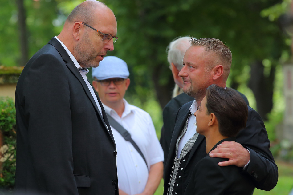 Der Meißner Oberbürgermeister Olaf Raschke (57, l.) kondoliert René Bernd Warkus (45) und dessen Frau.