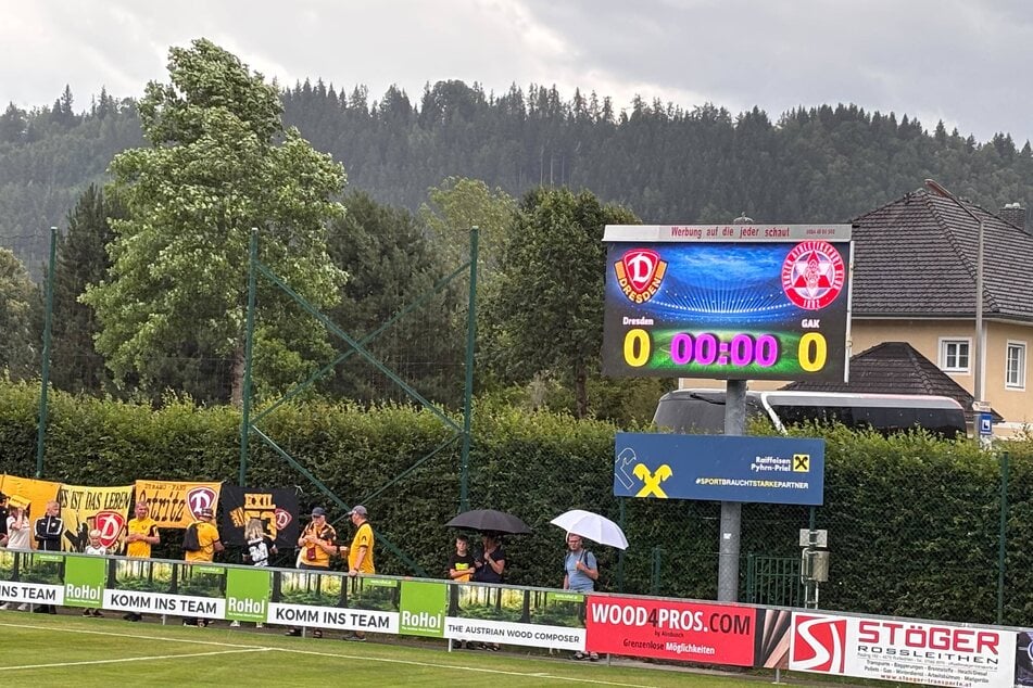 Es hat inzwischen angefangen zu regnen, doch zumindest einige Fans sind vorbereitet.