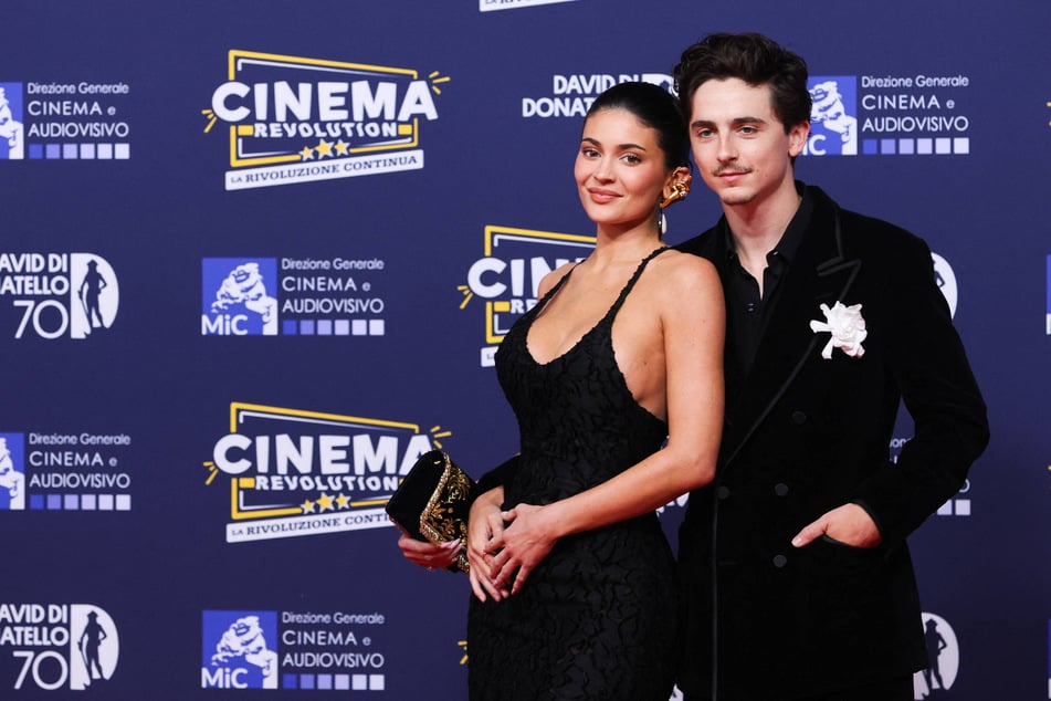 An insider claimed that Kylie Jenner (l.) and Timothée Chalamet (r.) are "feeling the strain" after his controversial ballet and opera remarks.