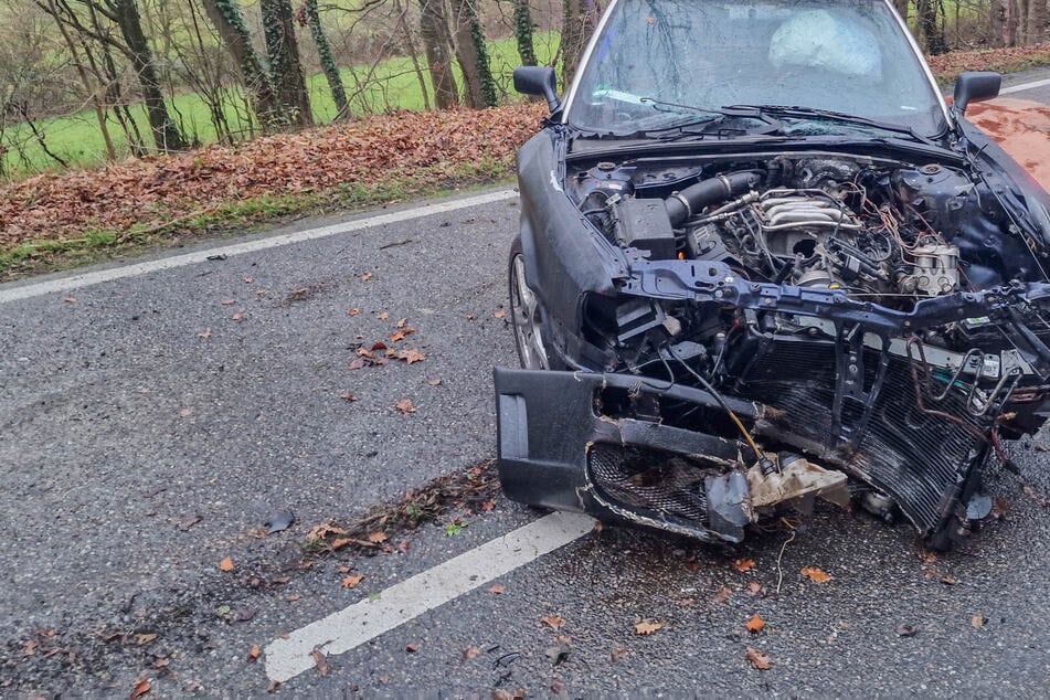 Audi rast in Kurve, knallt gegen Bäume und fängt Feuer: Zwei Verletzte