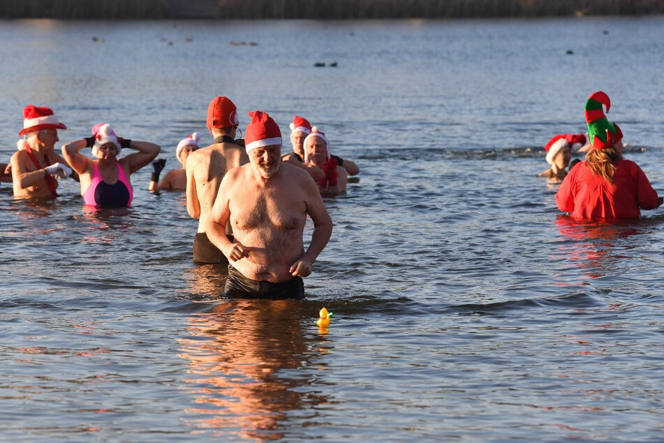 Zahlreiche Wasserfreunde nahmen am Weihnachtsbaden des Vereins Berliner Seehunde im Orankesee teil.