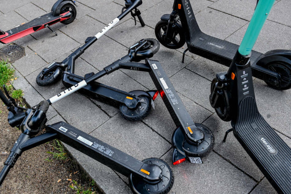 Ein mittlerweile gewohntes Bild in deutschen Städten: E-Scooter liegen kreuz und quer auf den Fußwegen herum.