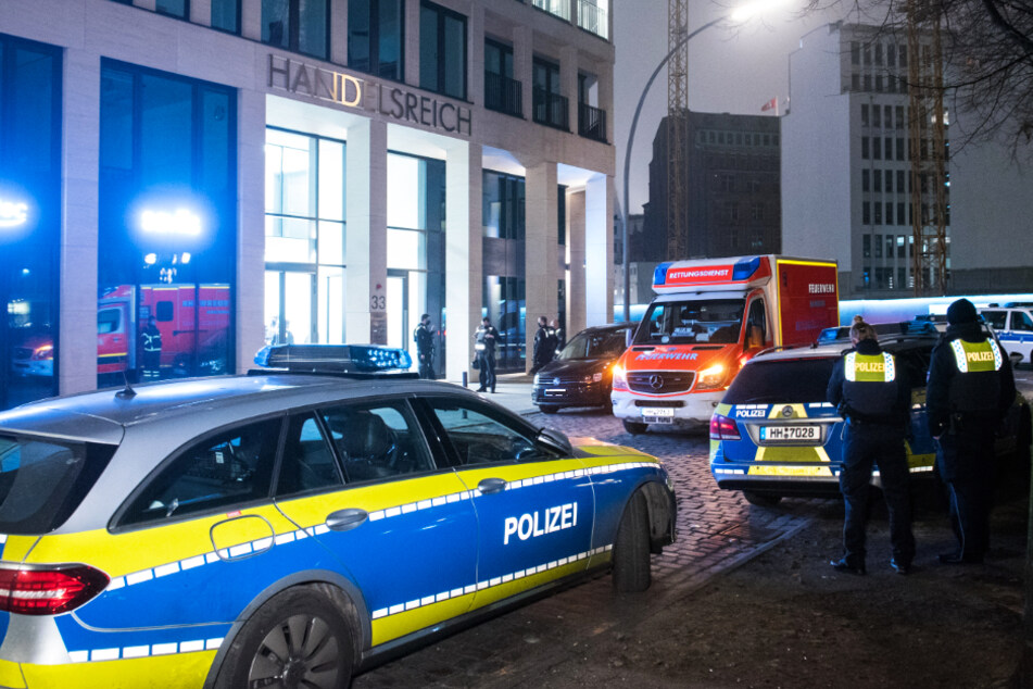Einsatzkräfte der Polizei stehen im Stadtteil Neustadt vor dem Bürogebäude.