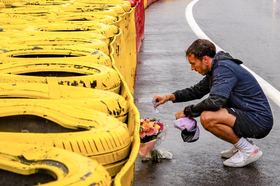 Pierre Gasly (27) legte am Donnerstag Blumen für seinen verstorbenen Freund nieder.